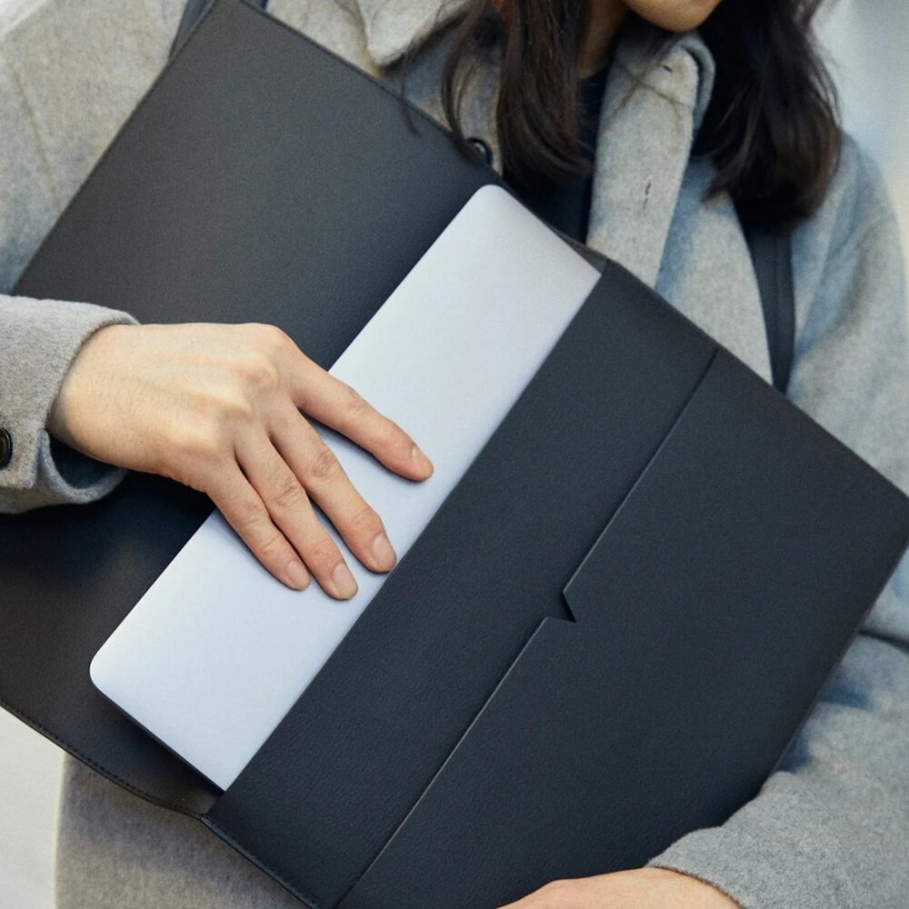 Von Holzhausen - The MacBook Portfolio 13-in - Vegan Technik Leather - Like New